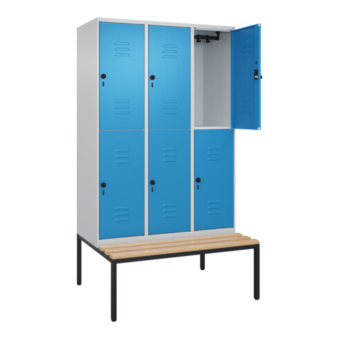 C+P Doppelstock-Spind Classic PLUS, Bank, 3 Abteile, 2120x1200x815mm, 7035/5012 Verschluss Sicherheits-Drehriegel Sitzbanktyp untergebaut Material Sitzfläche Buche-Hartholz