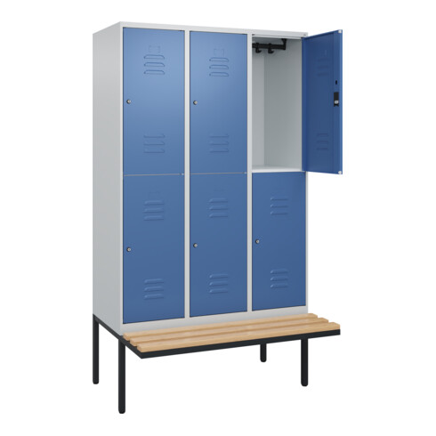 C+P Doppelstock-Spind Classic PLUS, Bank, 3 Abteile, 2120x1200x815mm, 7035/5023 Verschluss Zylinderschloss Sitzbanktyp auskragend Material Sitzfläche Buche-Hartholz