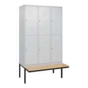 C+P Doppelstock-Spind Classic PLUS, Bank, 3 Abteile, 2120x1200x815mm, 7035/7035 Verschluss Zylinderschloss Sitzbanktyp auskragend Material Sitzfläche Buche-Hartholz