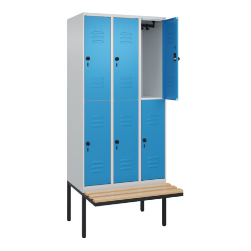 C+P Doppelstock-Spind Classic PLUS, Bank, 3 Abteile, 2120x900x815mm, 7035/5012 Verschluss Sicherheits-Drehriegel Sitzbanktyp auskragend Material Sitzfläche Buche-Hartholz