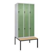 C+P Doppelstock-Spind Classic PLUS, Bank, 3 Abteile, 2120x900x815mm, 7035/6011 Verschluss Sicherheits-Drehriegel Sitzbanktyp untergebaut Material Sitzfläche Buche-Hartholz