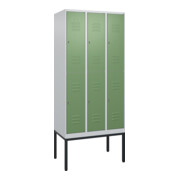 C+P Doppelstock-Spind Classic PLUS, Gestell, 3 Abteile, 2120x900x500mm, 7035/601 Verschluss Zylinderschloss Front RAL 6011 Resedagrün
