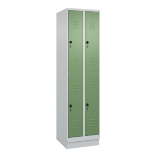 C+P Doppelstock-Spind Classic PLUS, Sockel, 2 Abteile, 1950x500x500mm, 7035/6011 Front RAL 6011 Resedagrün