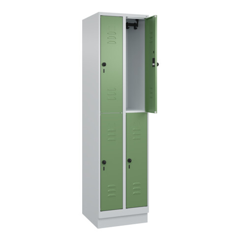 C+P Doppelstock-Spind Classic PLUS, Sockel, 2 Abteile, 1950x500x500mm, 7035/6011 Front RAL 6011 Resedagrün