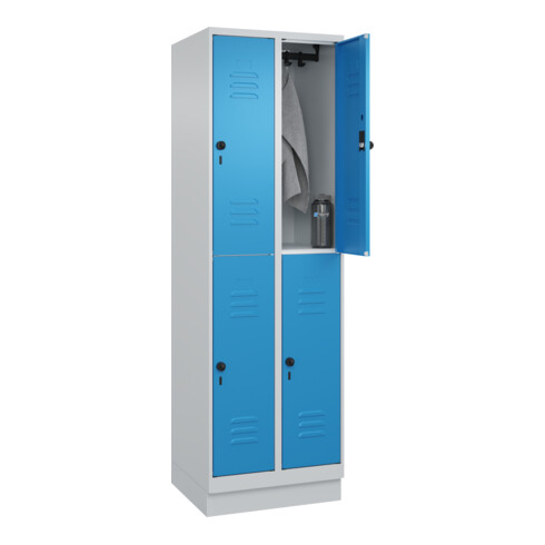 C+P Doppelstock-Spind Classic PLUS, Sockel, 2 Abteile, 1950x600x500mm, 7035/5012 Front RAL 5012 Lichtblau