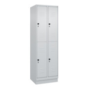 C+P Doppelstock-Spind Classic PLUS, Sockel, 2 Abteile, 1950x600x500mm, 7035/7035 Front RAL 7035 Lichtgrau