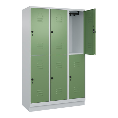 C+P Doppelstock-Spind Classic PLUS, Sockel, 3 Abteile, 1950x1200x500mm, 7035/601 Front RAL 6011 Resedagrün