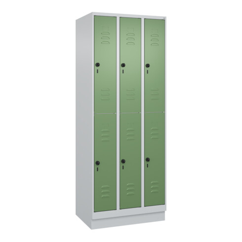 C+P Doppelstock-Spind Classic PLUS, Sockel, 3 Abteile, 1950x750x500mm, 7035/6011 Front RAL 6011 Resedagrün
