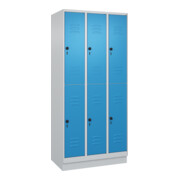 C+P Doppelstock-Spind Classic PLUS, Sockel, 3 Abteile, 1950x900x500mm, 7035/5012 Front RAL 5012 Lichtblau