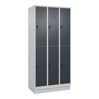 C+P Doppelstock-Spind Classic PLUS, Sockel, 3 Abteile, 1950x900x500mm, 7035/7016 Front RAL 7016 Anthrazitgrau
