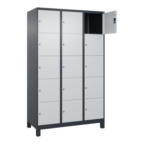 C+P Schließfachschrank Classic PLUS, Füße, 3 Abteile, 1950x1200x500mm, 7016/7035 Innenhöhe Gefach oben (oberes 365 mm Front RAL 7035 Lichtgrau