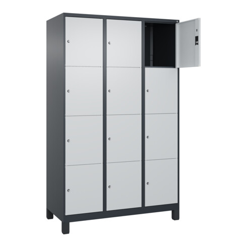 C+P Schließfachschrank Classic PLUS, Füße, 3 Abteile, 1950x1200x500mm, 7016/7035 Innenhöhe Gefach oben (oberes 453 mm Front RAL 7035 Lichtgrau