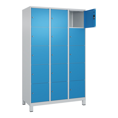 C+P Schließfachschrank Classic PLUS, Füße, 3 Abteile, 1950x1200x500mm, 7035/5012 Innenhöhe Gefach oben (oberes 365 mm Front RAL 5012 Lichtblau