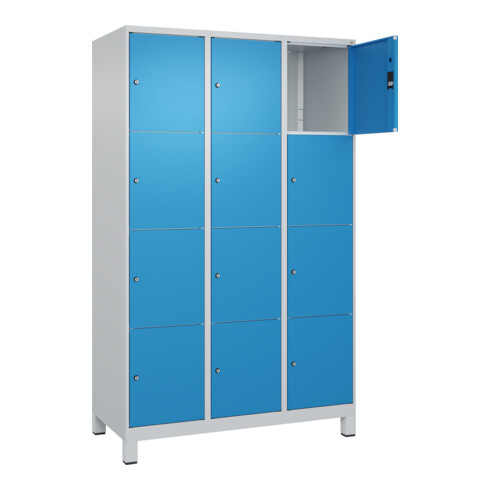 C+P Schließfachschrank Classic PLUS, Füße, 3 Abteile, 1950x1200x500mm, 7035/5012 Innenhöhe Gefach oben (oberes 453 mm Front RAL 5012 Lichtblau