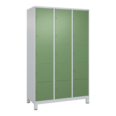 C+P Schließfachschrank Classic PLUS, Füße, 3 Abteile, 1950x1200x500mm, 7035/6011 Innenhöhe Gefach oben (oberes 365 mm Front RAL 6011 Resedagrün