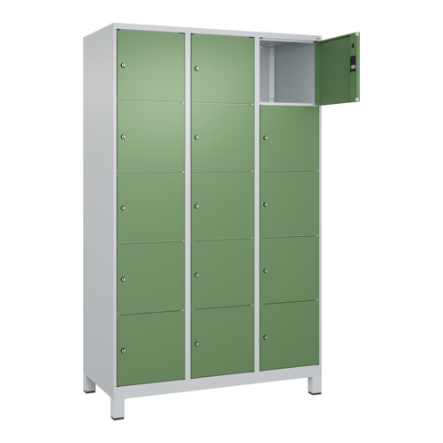 C+P Schließfachschrank Classic PLUS, Füße, 3 Abteile, 1950x1200x500mm, 7035/6011 Innenhöhe Gefach oben (oberes 365 mm Front RAL 6011 Resedagrün