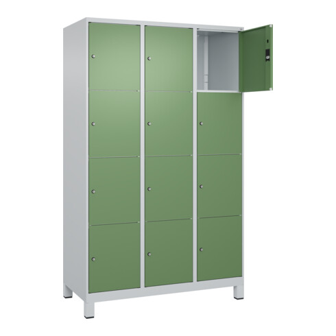 C+P Schließfachschrank Classic PLUS, Füße, 3 Abteile, 1950x1200x500mm, 7035/6011 Innenhöhe Gefach oben (oberes 453 mm Front RAL 6011 Resedagrün