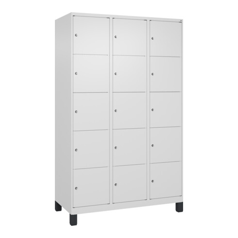 C+P Schließfachschrank Classic PLUS, Füße, 3 Abteile, 1950x1200x500mm, 9016/9016 Innenhöhe Gefach oben (oberes 365 mm Front RAL 9016 Verkehrsweiß