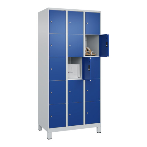 C+P Schließfachschrank Classic PLUS, Füße, 3 Abteile, 1950x900x500mm, 7035/5010 Innenhöhe Gefach oben (oberes 365 mm Front RAL 5010 Enzianblau