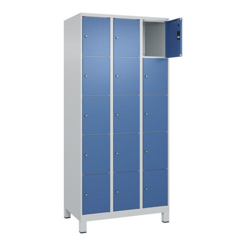 C+P Schließfachschrank Classic PLUS, Füße, 3 Abteile, 1950x900x500mm, 7035/5023 Innenhöhe Gefach oben (oberes 365 mm Front RAL 5023 Fernblau