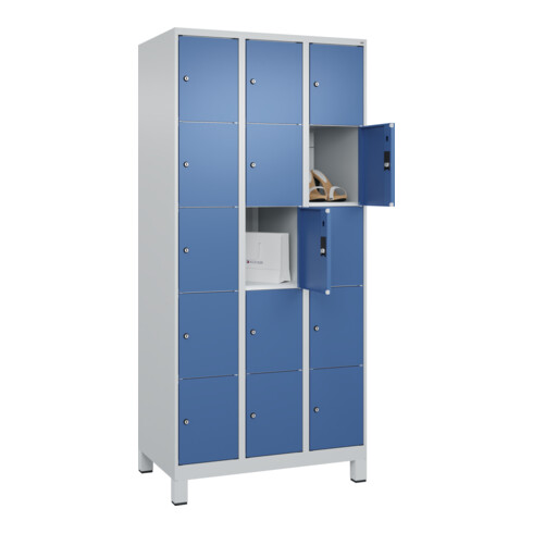 C+P Schließfachschrank Classic PLUS, Füße, 3 Abteile, 1950x900x500mm, 7035/5023 Innenhöhe Gefach oben (oberes 365 mm Front RAL 5023 Fernblau