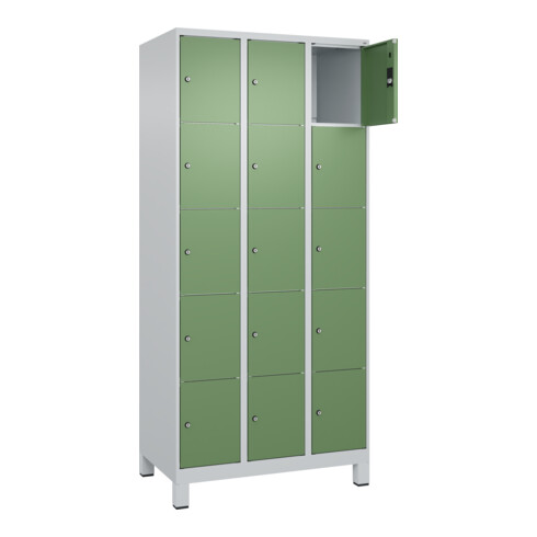 C+P Schließfachschrank Classic PLUS, Füße, 3 Abteile, 1950x900x500mm, 7035/6011 Innenhöhe Gefach oben (oberes 365 mm Front RAL 6011 Resedagrün