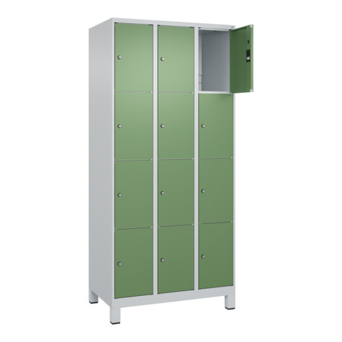 C+P Schließfachschrank Classic PLUS, Füße, 3 Abteile, 1950x900x500mm, 7035/6011 Innenhöhe Gefach oben (oberes 453 mm Front RAL 6011 Resedagrün