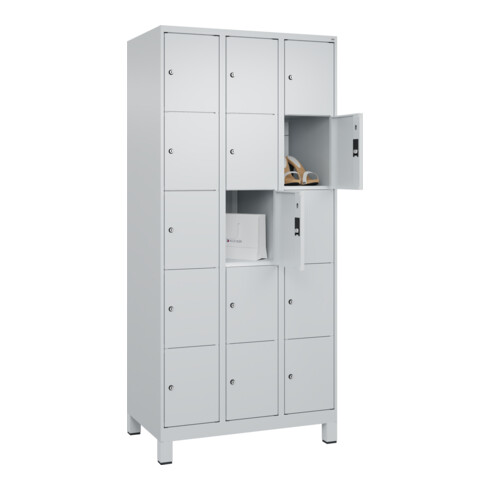 C+P Schließfachschrank Classic PLUS, Füße, 3 Abteile, 1950x900x500mm, 7035/7035 Innenhöhe Gefach oben (oberes 365 mm Front RAL 7035 Lichtgrau