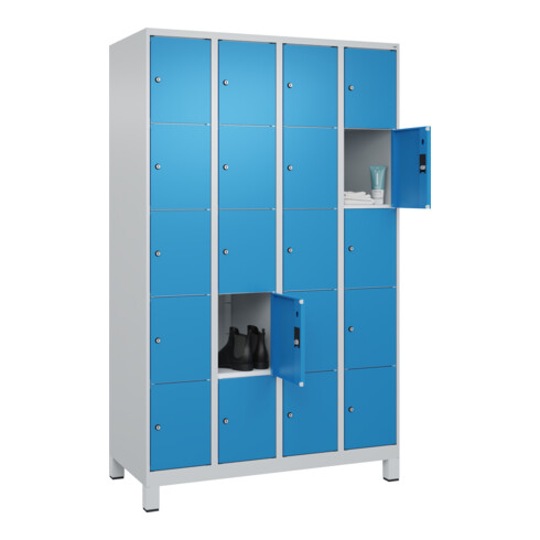 C+P Schließfachschrank Classic PLUS, Füße, 4 Abteile, 1950x1200x500mm, 7035/5012 Innenhöhe Gefach oben (oberes 365 mm Front RAL 5012 Lichtblau