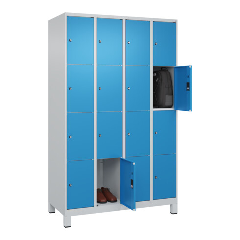 C+P Schließfachschrank Classic PLUS, Füße, 4 Abteile, 1950x1200x500mm, 7035/5012 Innenhöhe Gefach oben (oberes 453 mm Front RAL 5012 Lichtblau