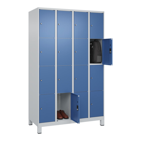 C+P Schließfachschrank Classic PLUS, Füße, 4 Abteile, 1950x1200x500mm, 7035/5023 Innenhöhe Gefach oben (oberes 453 mm Front RAL 5023 Fernblau