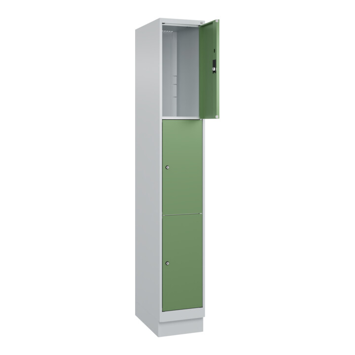 C+P Schließfachschrank Classic PLUS, Sockel, 1 Abteil, 1950x300x500mm, 7035/6011 Innenhöhe Gefach oben (oberes 599 mm Front RAL 6011 Resedagrün