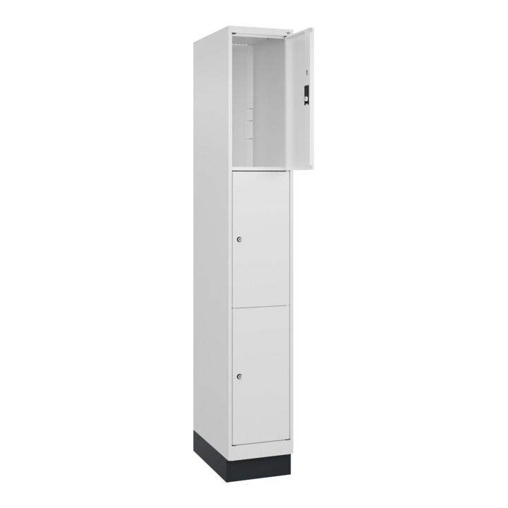 C+P Schließfachschrank Classic PLUS, Sockel, 1 Abteil, 1950x300x500mm, 9016/9016 Innenhöhe Gefach oben (oberes 599 mm Front RAL 9016 Verkehrsweiß