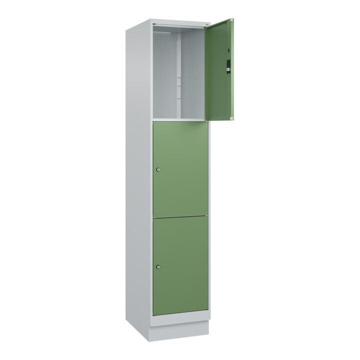 C+P Schließfachschrank Classic PLUS, Sockel, 1 Abteil, 1950x400x500mm, 7035/6011 Innenhöhe Gefach oben (oberes 599 mm Front RAL 6011 Resedagrün