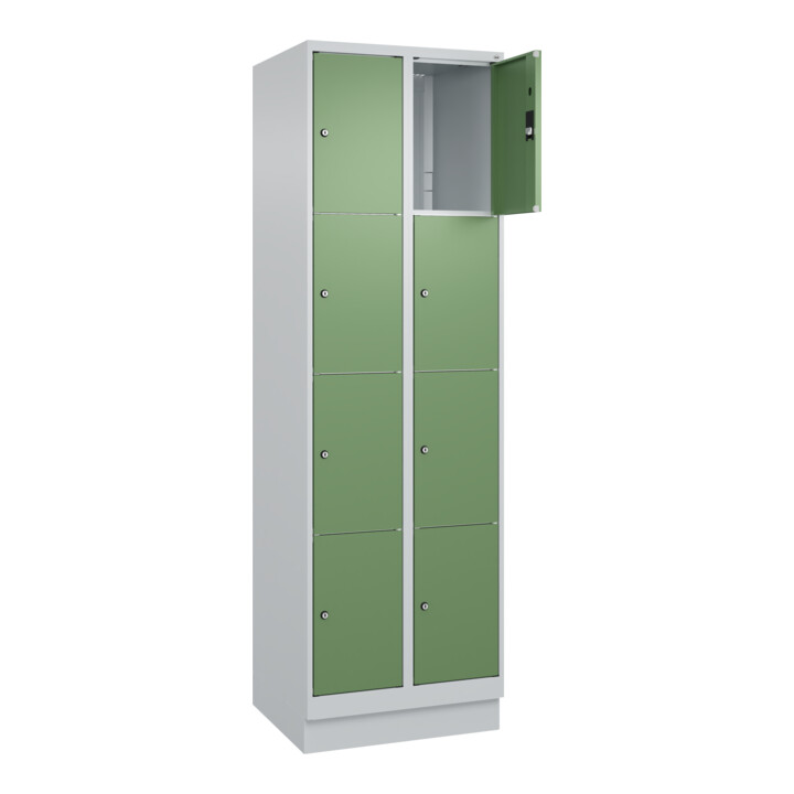 C+P Schließfachschrank Classic PLUS, Sockel, 2 Abteile, 1950x600x500mm, 7035/601 Innenhöhe Gefach oben (oberes 453 mm Front RAL 6011 Resedagrün