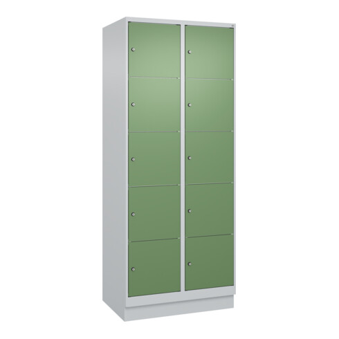 C+P Schließfachschrank Classic PLUS, Sockel, 2 Abteile, 1950x800x500mm, 7035/601 Innenhöhe Gefach oben (oberes 365 mm Front RAL 6011 Resedagrün