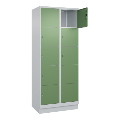 C+P Schließfachschrank Classic PLUS, Sockel, 2 Abteile, 1950x800x500mm, 7035/601 Innenhöhe Gefach oben (oberes 365 mm Front RAL 6011 Resedagrün