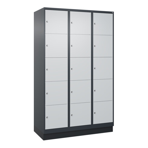 C+P Schließfachschrank Classic PLUS, Sockel, 3 Abteile, 1950x1200x500mm, 7016/70 Innenhöhe Gefach oben (oberes 365 mm Front RAL 7035 Lichtgrau