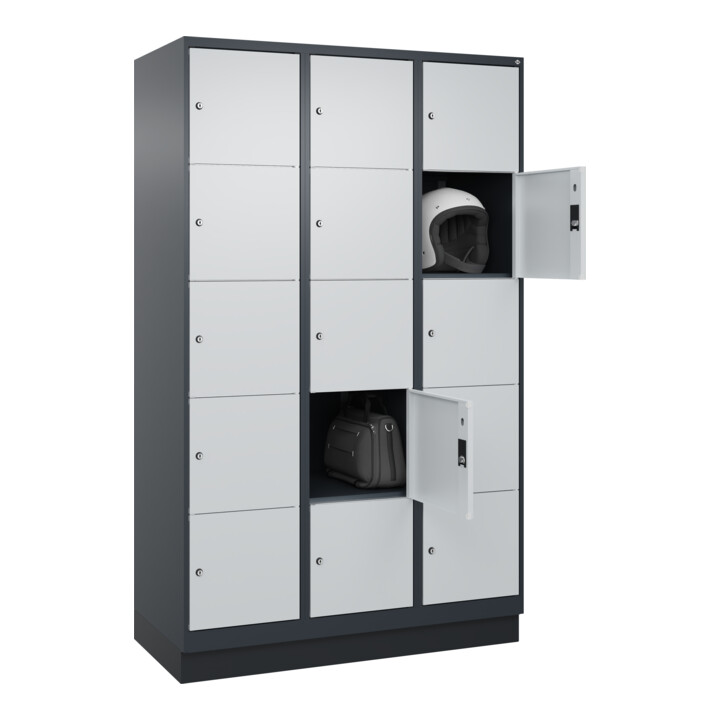 C+P Schließfachschrank Classic PLUS, Sockel, 3 Abteile, 1950x1200x500mm, 7016/70 Innenhöhe Gefach oben (oberes 365 mm Front RAL 7035 Lichtgrau