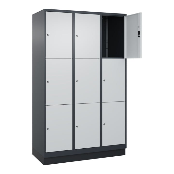 C+P Schließfachschrank Classic PLUS, Sockel, 3 Abteile, 1950x1200x500mm, 7016/70 Innenhöhe Gefach oben (oberes 599 mm Front RAL 7035 Lichtgrau