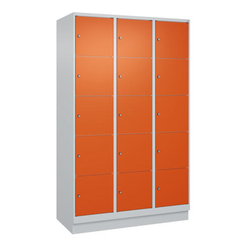 C+P Schließfachschrank Classic PLUS, Sockel, 3 Abteile, 1950x1200x500mm, 7035/20 Innenhöhe Gefach oben (oberes 365 mm Front RAL 2004 Reinorange