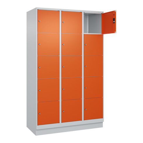 C+P Schließfachschrank Classic PLUS, Sockel, 3 Abteile, 1950x1200x500mm, 7035/20 Innenhöhe Gefach oben (oberes 365 mm Front RAL 2004 Reinorange