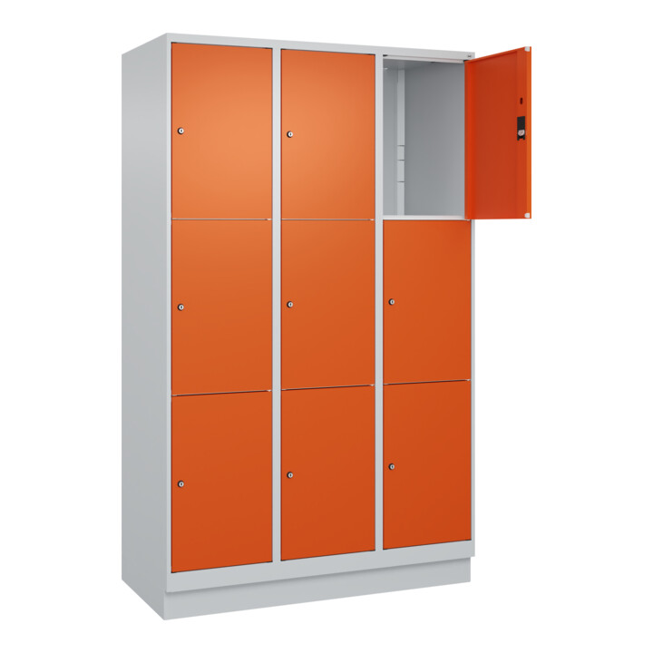 C+P Schließfachschrank Classic PLUS, Sockel, 3 Abteile, 1950x1200x500mm, 7035/20 Innenhöhe Gefach oben (oberes 599 mm Front RAL 2004 Reinorange