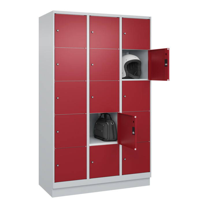C+P Schließfachschrank Classic PLUS, Sockel, 3 Abteile, 1950x1200x500mm, 7035/30 Innenhöhe Gefach oben (oberes 365 mm Front RAL 3003 Rubinrot