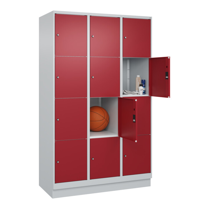 C+P Schließfachschrank Classic PLUS, Sockel, 3 Abteile, 1950x1200x500mm, 7035/30 Innenhöhe Gefach oben (oberes 453 mm Front RAL 3003 Rubinrot