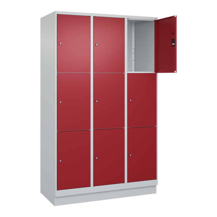 C+P Schließfachschrank Classic PLUS, Sockel, 3 Abteile, 1950x1200x500mm, 7035/30 Innenhöhe Gefach oben (oberes 599 mm Front RAL 3003 Rubinrot
