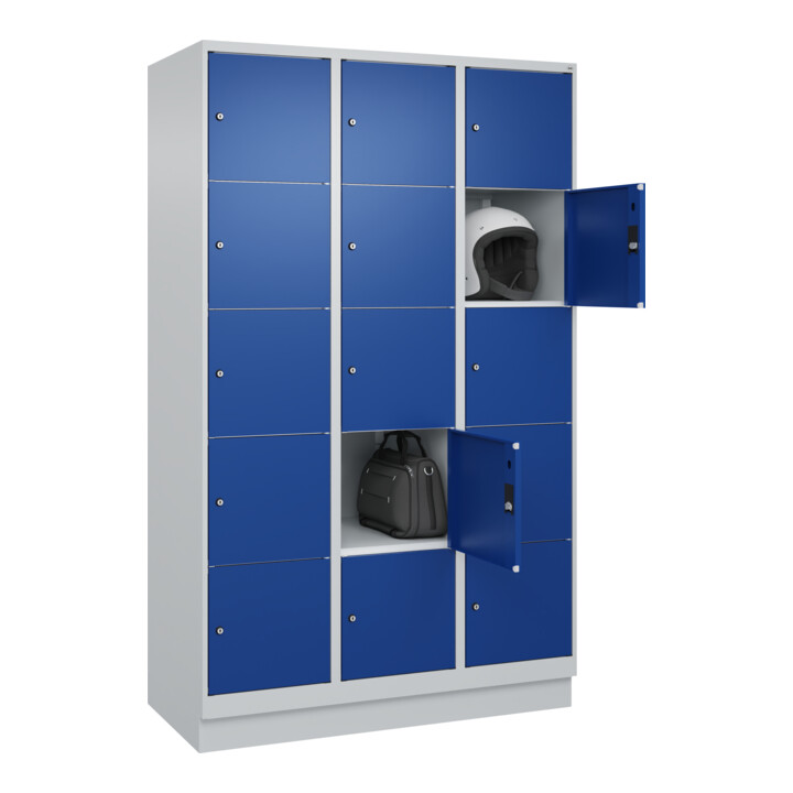 C+P Schließfachschrank Classic PLUS, Sockel, 3 Abteile, 1950x1200x500mm, 7035/50 Innenhöhe Gefach oben (oberes 365 mm Front RAL 5010 Enzianblau