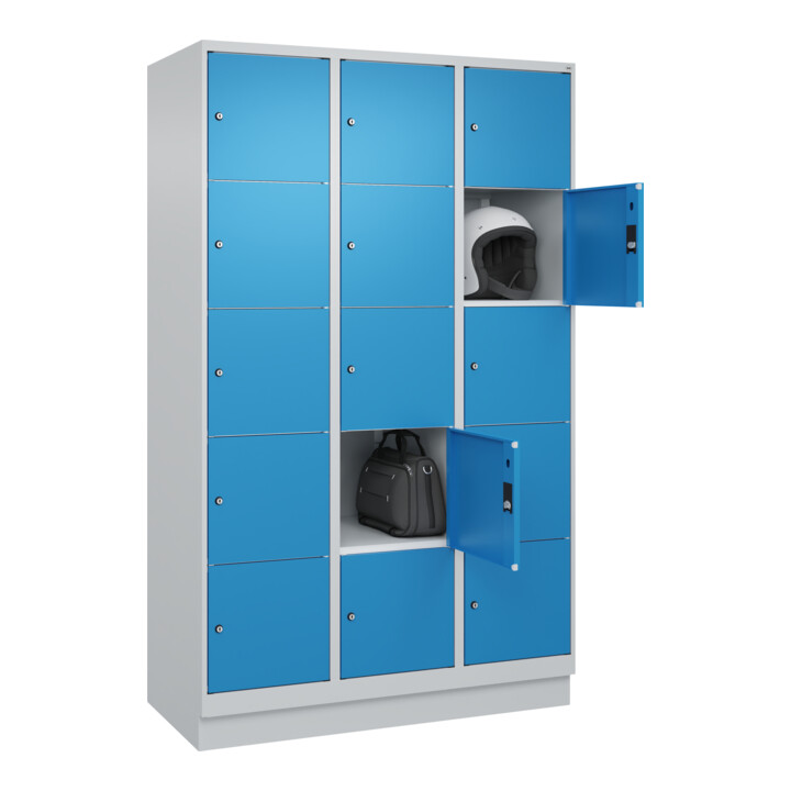 C+P Schließfachschrank Classic PLUS, Sockel, 3 Abteile, 1950x1200x500mm, 7035/50 Innenhöhe Gefach oben (oberes 365 mm Front RAL 5012 Lichtblau