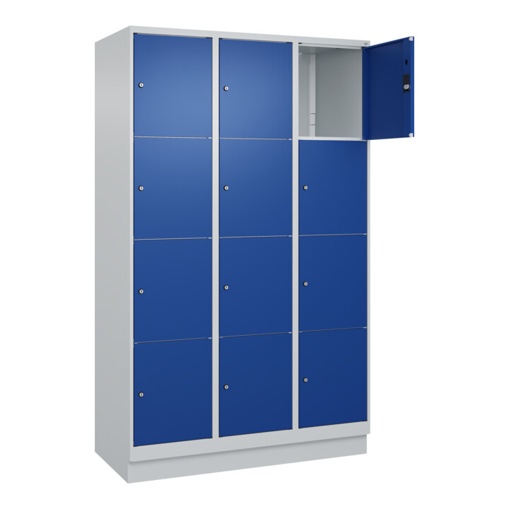 C+P Schließfachschrank Classic PLUS, Sockel, 3 Abteile, 1950x1200x500mm, 7035/50 Innenhöhe Gefach oben (oberes 453 mm Front RAL 5010 Enzianblau