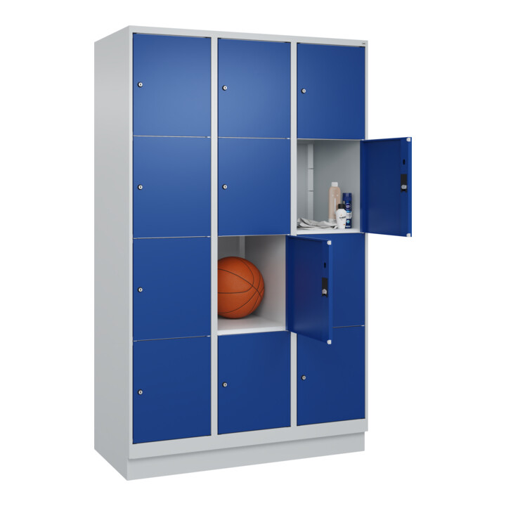 C+P Schließfachschrank Classic PLUS, Sockel, 3 Abteile, 1950x1200x500mm, 7035/50 Innenhöhe Gefach oben (oberes 453 mm Front RAL 5010 Enzianblau
